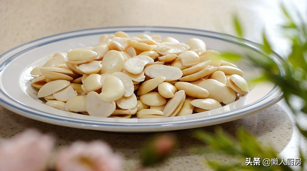 这是不用面粉的月饼，也不要烤，白芸豆的炒制很重要