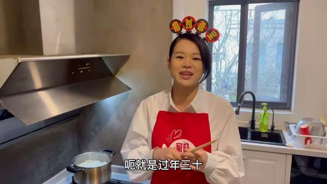 超淡定！ 胡杏兒上春晚前挺三胎孕肚做年夜飯，懷孕8月狀態超好