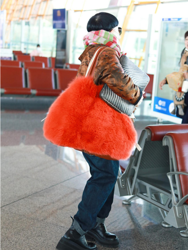54岁金龟子造型翻车，穿中国风棉服挺时髦，背亮橘色包却很显矮