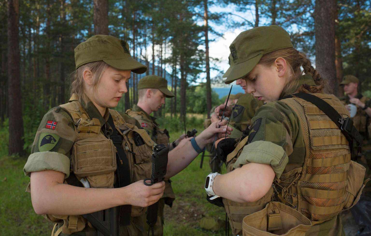 挪威训练女兵有多严格？几个男兵围攻一个，家