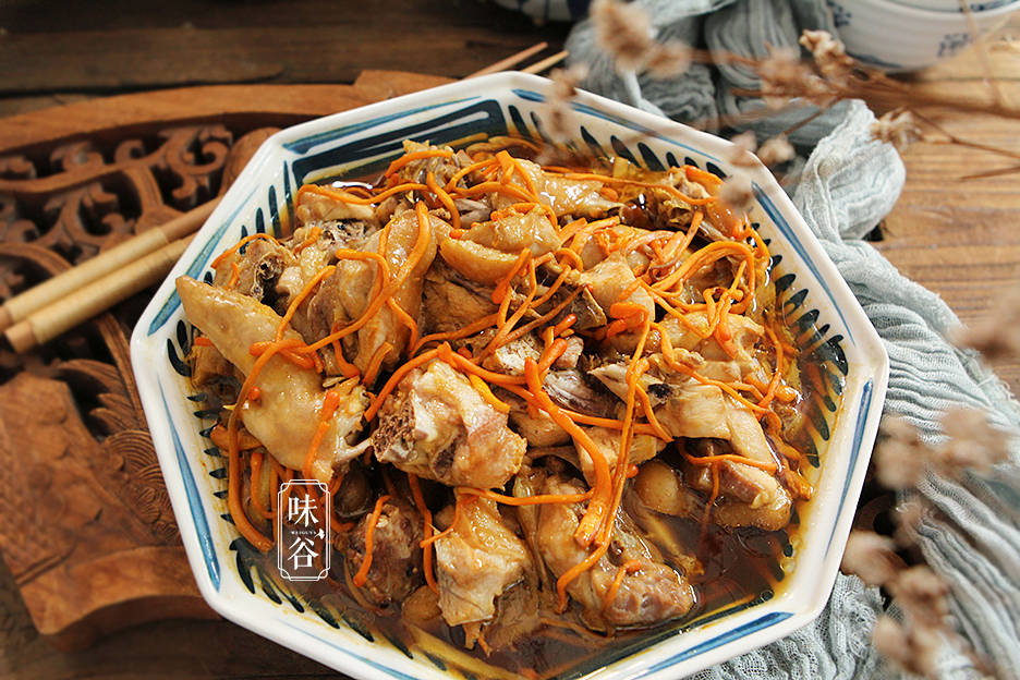 “头伏吃只鸡，一年好身体”，上锅一蒸，营养解馋不上火