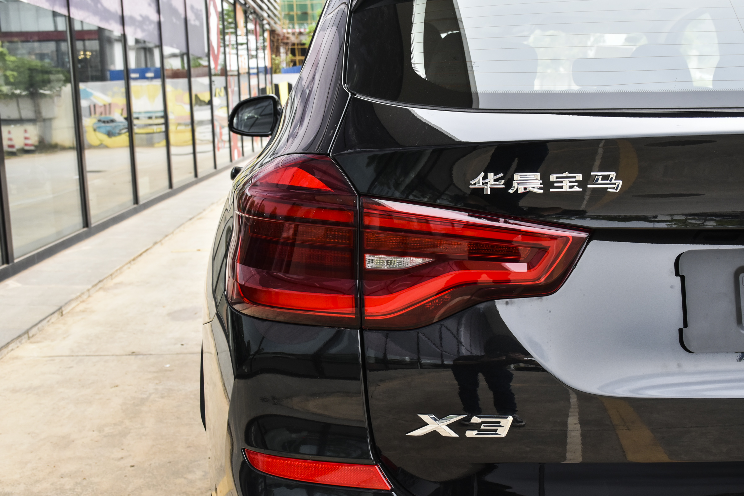 2021款宝马X3，252马力，6.8秒破百，油耗8.0L，开起来挺爽