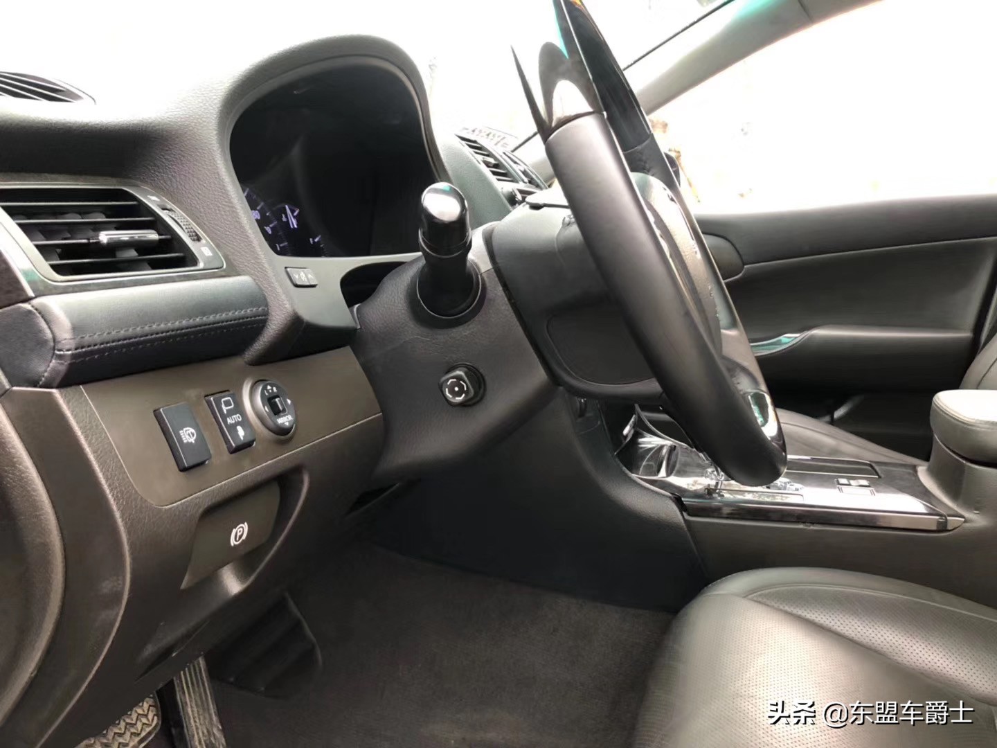你见过这款车3.0皇冠15年上牌的吗？