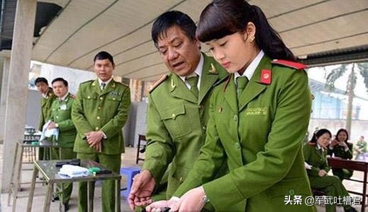 女军官手提LV包，海军自费采购基洛潜艇，越南为