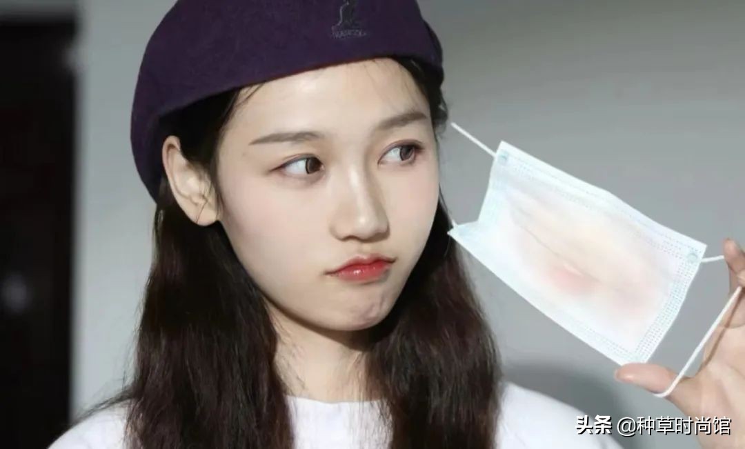 Why do so many girls wear lipstick without makeup? iNEWS