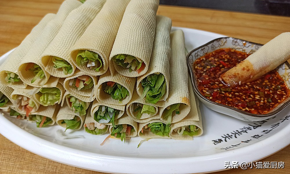 Goodlooking and delicious tofu skin vegetable rolls, with soul dip, nutritious and delicious