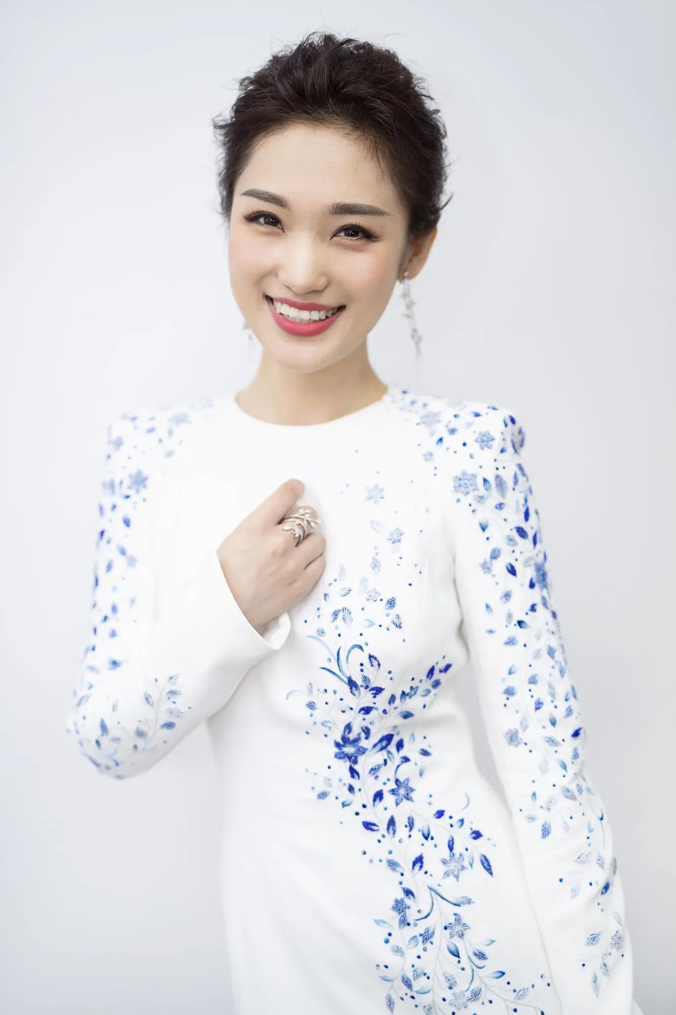 央視女主播 藍羽 究竟有多美 資訊咖