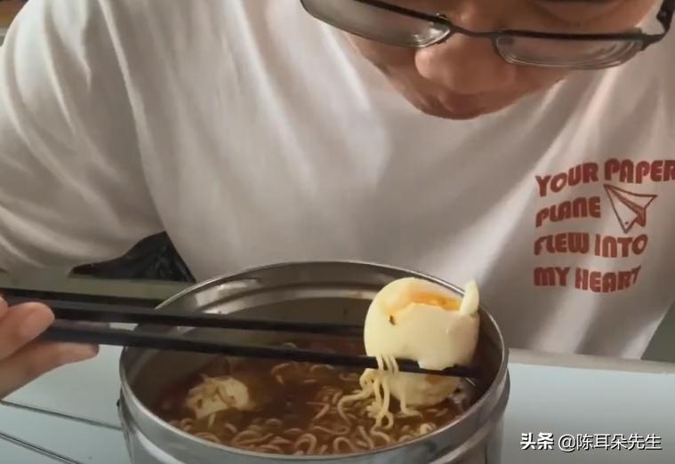 京东员工毕业后的日常 回家后妻子准备了老坛酸菜面配火腿肠 资讯咖