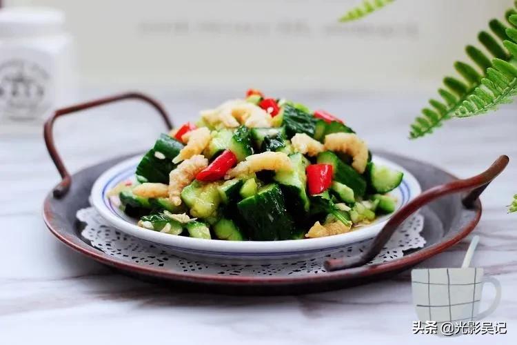 Tomato scrambled eggs, garlic broccoli, and nutritional balance are the