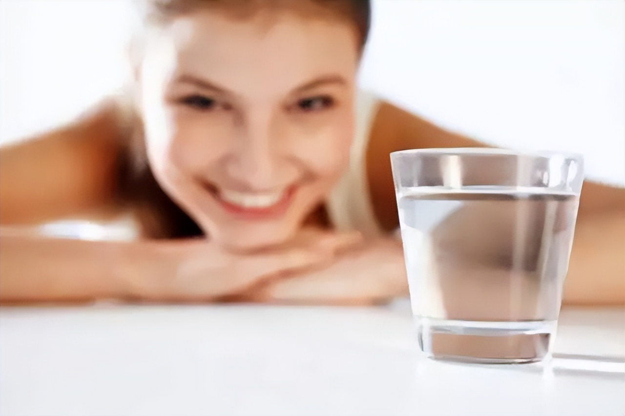 A glass of warm water in the morning is equivalent to drinking bacteria