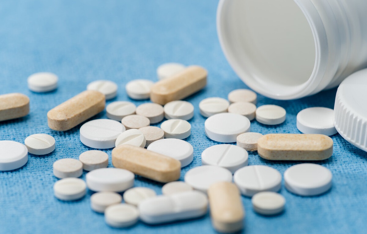 What's the difference between aspirin and rivaroxaban, both can prevent blood clots?