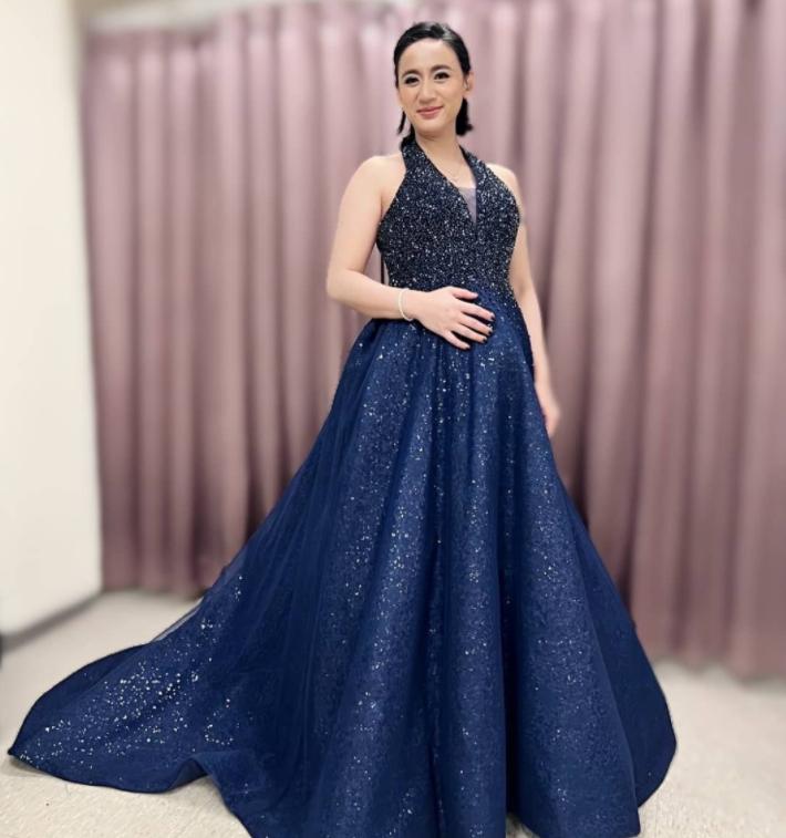 41岁女星结婚8年宣布怀孕 不惧高龄生娃危险 怀孕后仍坚持唱跳 资讯咖 41岁女星结婚8年宣布怀孕 不惧高龄生娃危险 怀孕后仍坚持唱跳 资讯咖