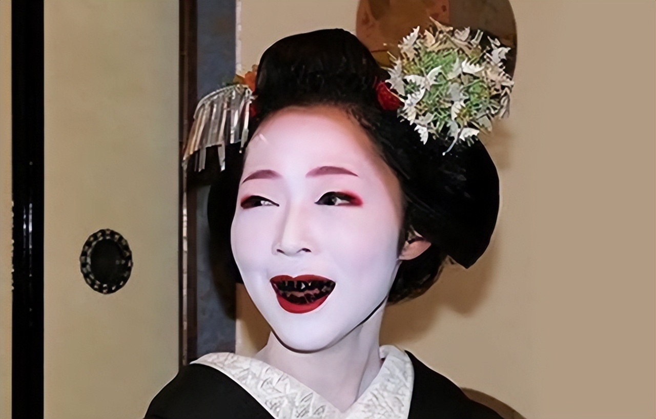 Why did the ancient Japanese paint their teeth black, you may not believe it, it's a status