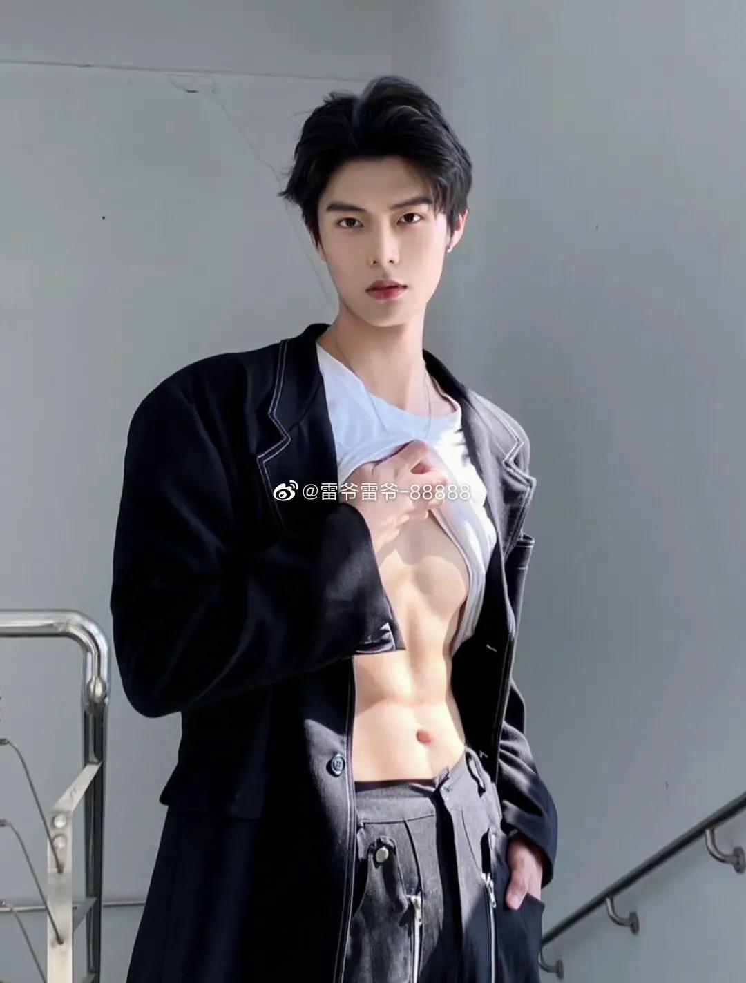 Today's "Photograph" is going to share with you the male model Lei Ye ...