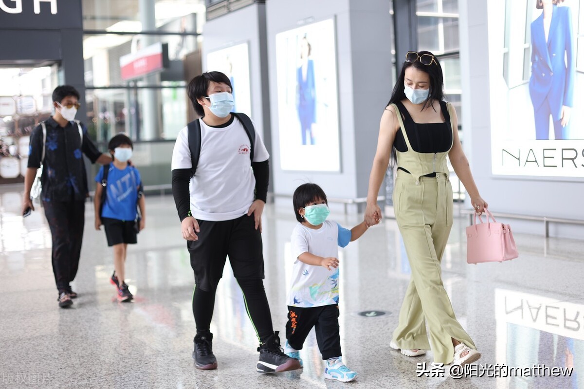 The family of Zou Shiming and Ran Yingying appeared at the airport, and ...