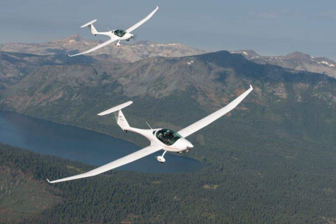An unpowered glider can glide for thousands of kilometers, but why can the gliding shells only