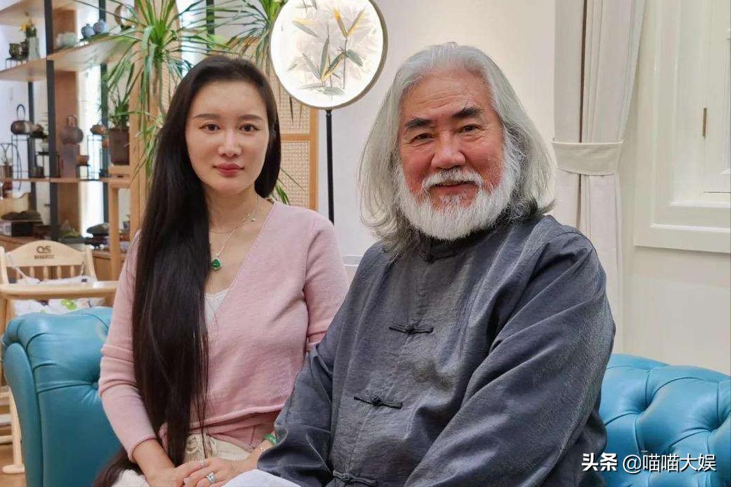 63岁导演牵手29岁女星 同行中还有一个小孩 2人还是上下级 资讯咖