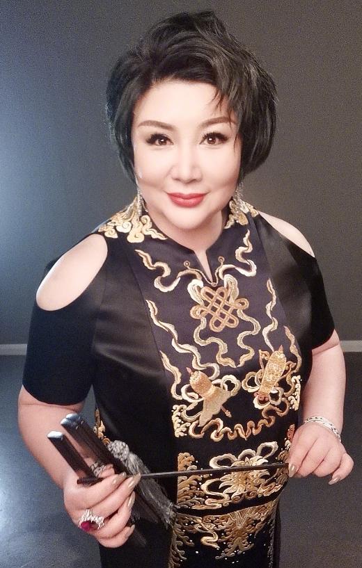 Guo Degang took photos to celebrate his wife's birthday!Wang Hui wears ...