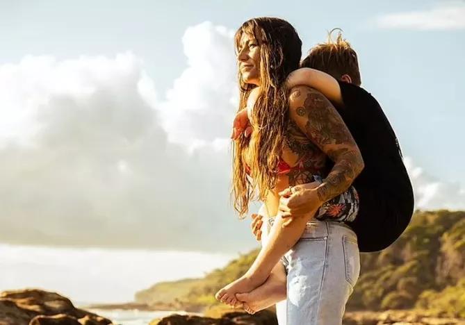 背著26歲殘疾失明的兒子週遊世界，這位43歲單親媽媽感動了上億人