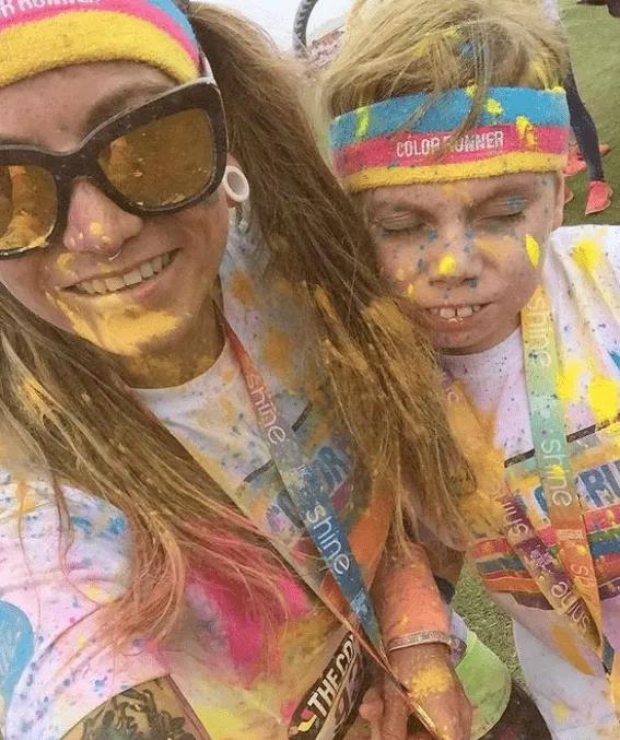 背著26歲殘疾失明的兒子週遊世界，這位43歲單親媽媽感動了上億人