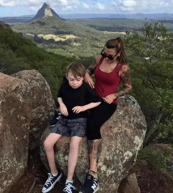 背著26歲殘疾失明的兒子週遊世界，這位43歲單親媽媽感動了上億人