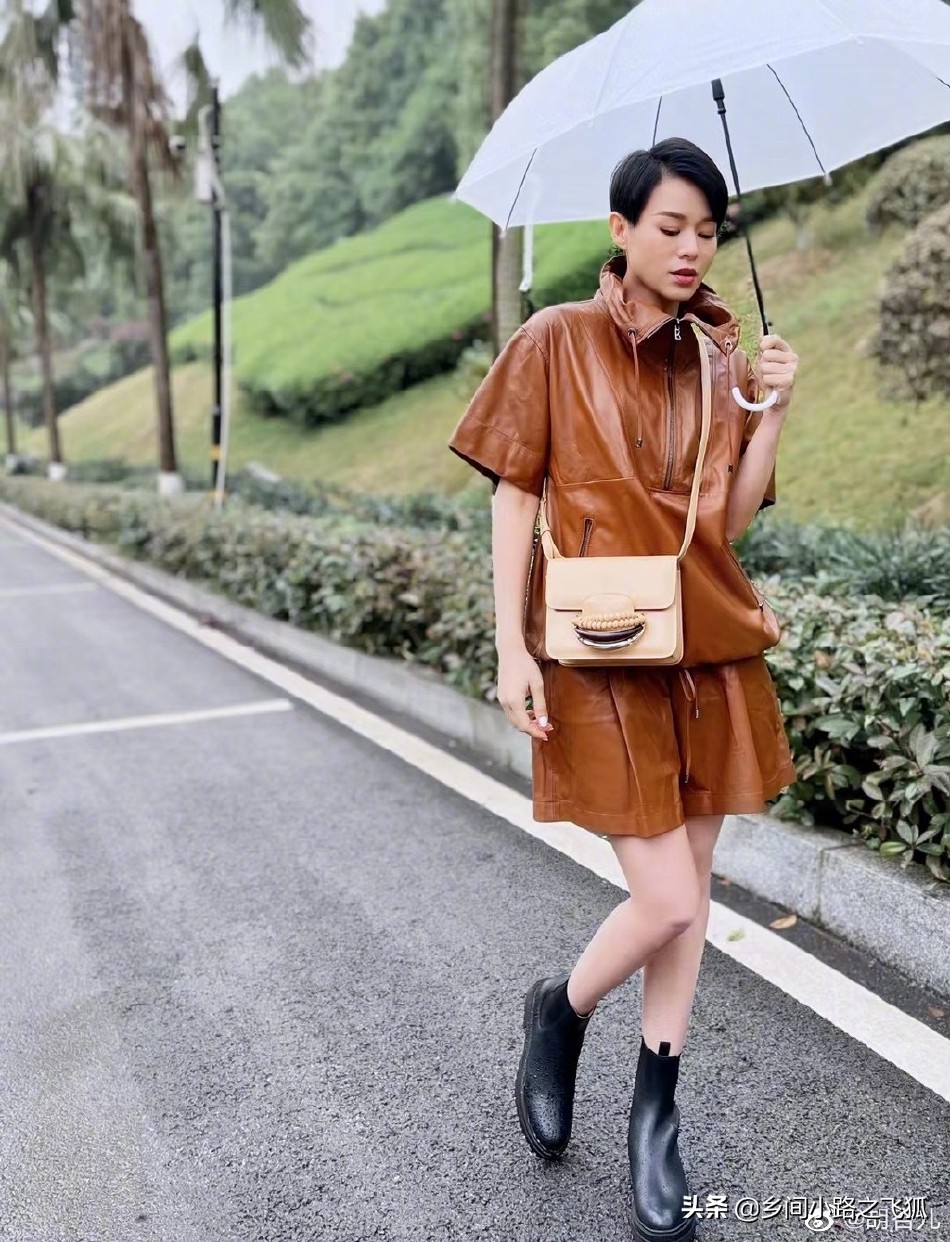 Dream back to the sky!Myolie Hu holds an umbrella in the rainy day, a ...
