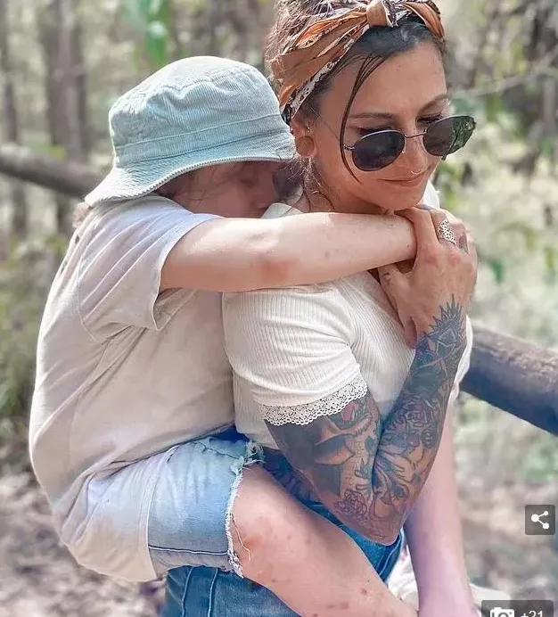 背著26歲殘疾失明的兒子週遊世界，這位43歲單親媽媽感動了上億人