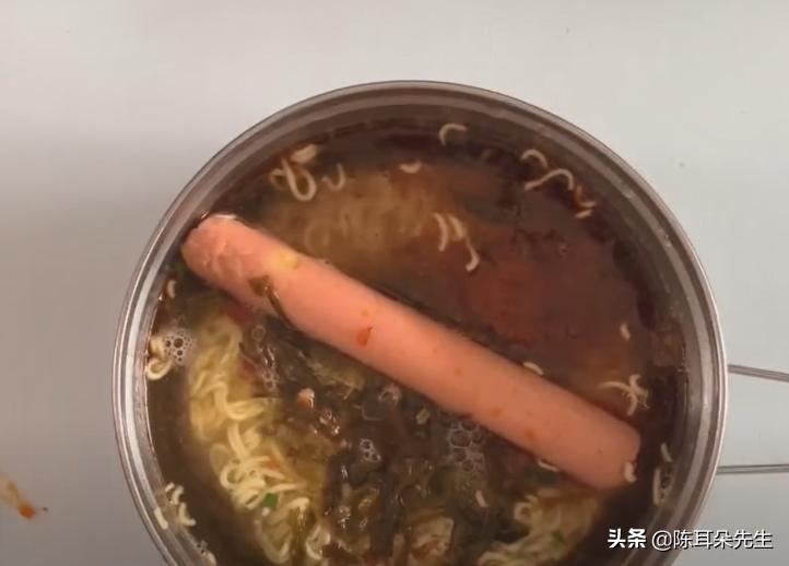 京东员工毕业后的日常 回家后妻子准备了老坛酸菜面配火腿肠 资讯咖