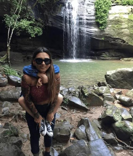 背著26歲殘疾失明的兒子週遊世界，這位43歲單親媽媽感動了上億人