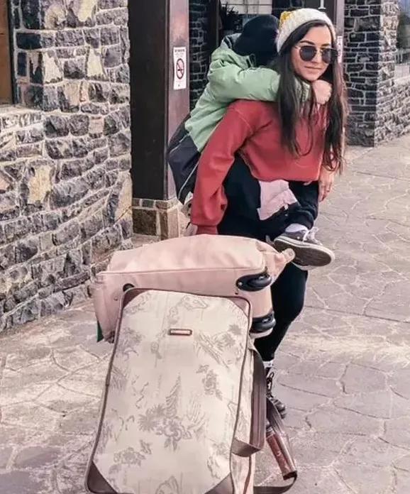 背著26歲殘疾失明的兒子週遊世界，這位43歲單親媽媽感動了上億人